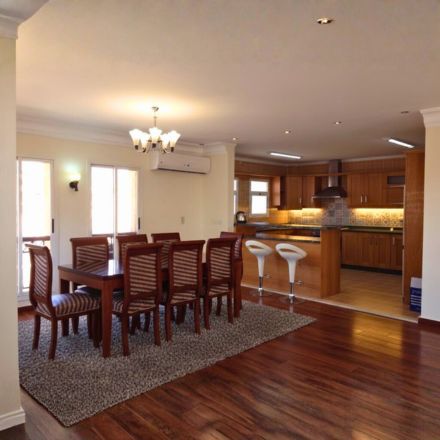 مطابخ أنيقة وعملية تجمع التصميم العصري مع متانة الخامات